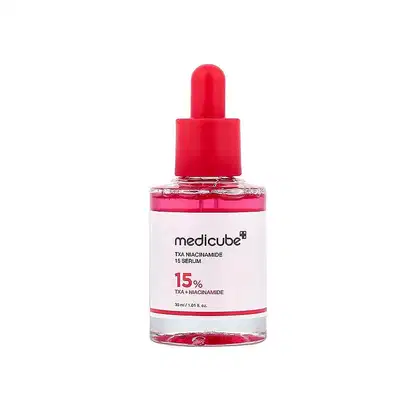 Frasco de soro facial Medicube com 15% de TXA e niacinamida, em embalagem de vidro com conta-gotas vermelho e rótulo branco com informações do produto.