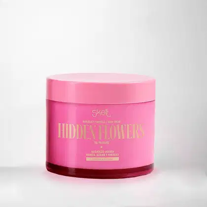 Creme corporal Skelt Hidden Flowers em embalagem rosa com detalhes em dourado, contendo informações sobre a fragrância e propriedades hidratantes do produto.
