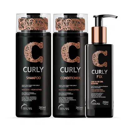 A imagem mostra três produtos de cuidados capilares da marca TRUSS para cabelos cacheados e ondulados. São um shampoo, um condicionador e um leave-in para definição de cachos. Os frascos têm um design preto com detalhes em cobre.