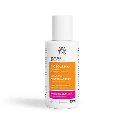 Frasco branco de protetor solar da marca Ada Tina, com 60 FPS e contendo ácido hialurônico. O rótulo destaca que o produto é resistente à água e suor, com textura hidratante não oleosa.