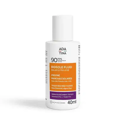Frasco branco de protetor solar da marca Ada Tina, com FPS 90 e rótulo em português informando sobre propriedades como resistência à água e proteção contra raios UVA e UVB.