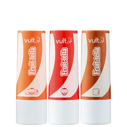 São três balms labiais da marca Vult. Os frascos têm formatos cilíndricos e são feitos de plástico branco na parte inferior e laranja, vermelho e laranja nas partes superiores. Na parte inferior, há pequenos desenhos de morangos, framboesas e caramelo