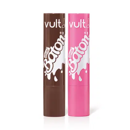 Dois tubos de batom da marca Vult, um na cor marrom e outro na cor rosa, com o nome da marca e o produto destacado em suas embalagens.