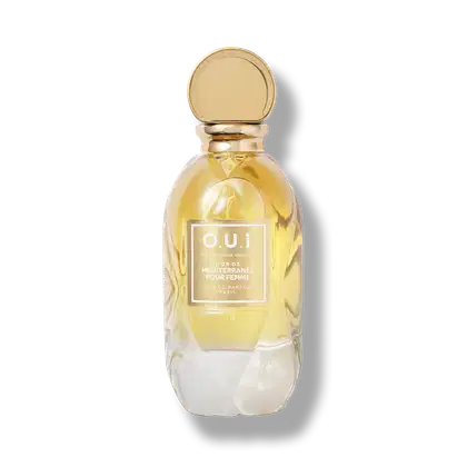 Frasco de vidro transparente com líquido amarelo com tampa dourada. Rótulo branco e dourado com a inscrição "O.U.i POUR LA MEDITERRANEE POUR FEMME". Cores predominantes são amarelo, branco e dourado.