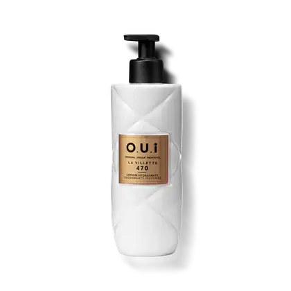 Embalagem transparente com creme na cor branca opaca e tampa de bombear preta. Rótulo retangular dourado com as iniciais O.U.i e o nome do produto em letras pretas.