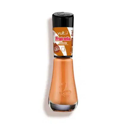 A imagem mostra um frasco de esmalte, cilíndrico com o produto de cor marrom caramelo visível através da embalagem transparente. A tampa é preta com adesivo do logo da marca, linha e demais informações do produto.