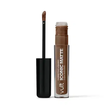 Corretivo Líquido da marca Vult Iconic Matte. Frasco transparente, com aplicador aberto ao lado.
