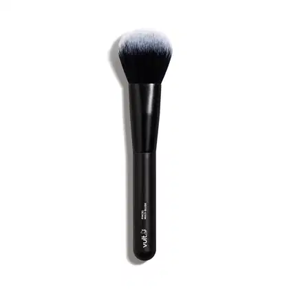 Pincel de maquiagem para aplicação de blush. Cabo preto longo com o logotipo "Vult" impresso. Cerdas macias e densas em um formato arredondado, com uma transição gradual de branco para preto na cor das cerdas.