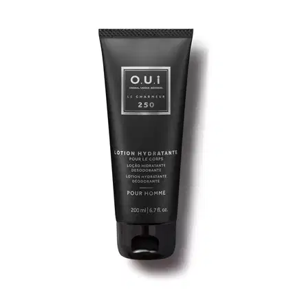 Tubo preto de 200 ml de loção hidratante desodorante para o corpo da marca O.U.i, com rótulo em tons de cinza e preto exibindo o nome "Le Charmeur 250".