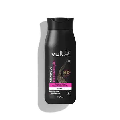 O produto apresentado é um shampoo da Vult, com 200ml de volume. A embalagem é preta, com o logotipo da marca em destaque e informações sobre os principais ingredientes e benefícios do produto, como bioqueratina e niacinamida.