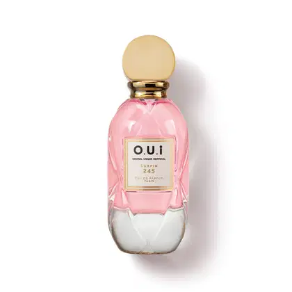Frasco de perfume O.U.i. com design elegante e cores rosa e dourado. Rótulo com nome da marca e informações sobre a fragrância "Scapin 245". Embalagem de vidro com tampa dourada, apresentando uma aparência sofisticada e exclusiva.