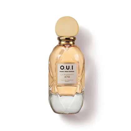 Frasco de perfume O.U.i. La Villette 470, com design elegante e dourado, contendo líquido âmbar. O rótulo apresenta o nome da marca e a descrição "Eau de Parfum Paris".