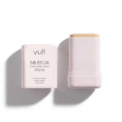 Produto de beleza Vult, um BB Stick multifuncional com FPS 80, em embalagem branca com detalhes em cinza e tampa de madeira, apresentando cobertura natural e longa duração.