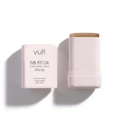 Produto de beleza Vult, um BB Stick com FPS 80, embalagem branca e tampa bege, com informações sobre a cobertura natural e longa duração do produto.