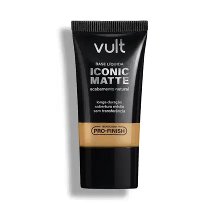Bisnaga preta da marca Vult contendo Base Líquida Iconic Matte com acabamento natural, longa duração e cobertura média, sem transferência e com Tecnologia Pro-Finish.
