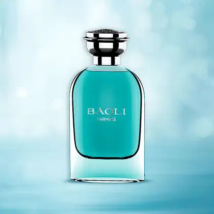 Perfume em frasco de vidro retangular com cantos arredondados e tampa cromada brilhante na parte superior. O frasco tem formato  Na frente do frasco, está impresso o nome "BAOLI" em letras maiúsculas douradas, seguido de "FARMASI" em letras menores.