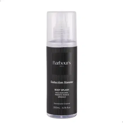 Frasco preto e transparente de 200 mL da linha Seduction Homme da Barbour's Beauty, contendo um desodorante corporal com notas de noz-moscada, pimenta-rosa e sândalo.