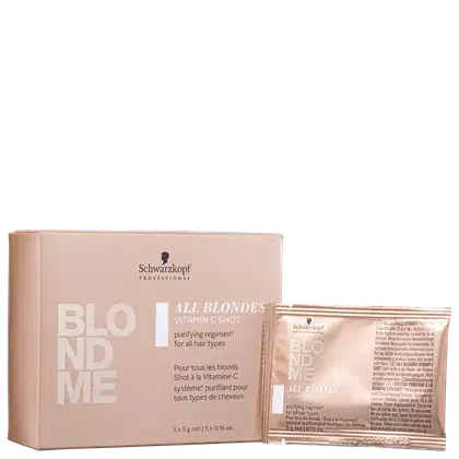 O produto apresentado é um tratamento capilar para cabelos loiros da linha Schwarzkopf Professional. Há uma caixa retangular de cor bege claro com o nome "Blondme All Blondes Vitamin C Shot" em letras brancas e cinzas. Os sachês são de cor bege claro