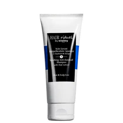 Tubo branco com rótulo preto e azul contendo "Hair rituel by Sisley - Soin Lavant Antipelliculaire Apaisant à l'extrait de Sauge" (Shampoo anti-caspa calmante com extrato de sálvia). O produto é um item de cuidados capilares da marca Sisley.