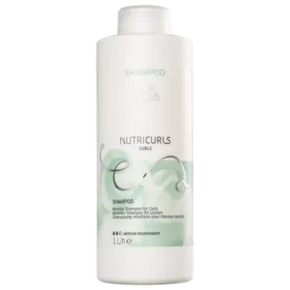 Frasco branco de shampoo da linha Nutricurls da Wella Professionals, com rótulo indicando que se trata de um shampoo micelar para cabelos cacheados, com média nutrição.