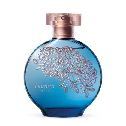 Perfume em frasco de vidro azul e rosa. O frasco tem formato arredondado com detalhes em rosa metálico formando um padrão floral na parte frontal. A tampa é rosa metálica. O rótulo indica "Floratta My Blue" na parte inferior do frasco.