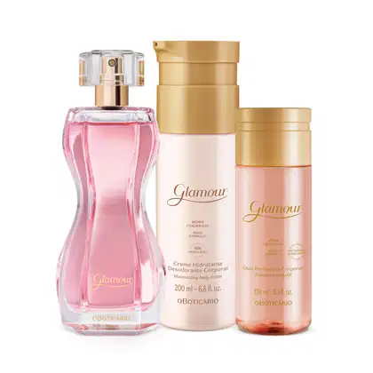 Três itens Glamour: vidro curvilíneo com líquido rosa de desodorante colônia, frasco branco e dourado de creme hidratante corporal e frasco dourado transparente com líquido rosa e tampa transparente de óleo perfumado corporal.