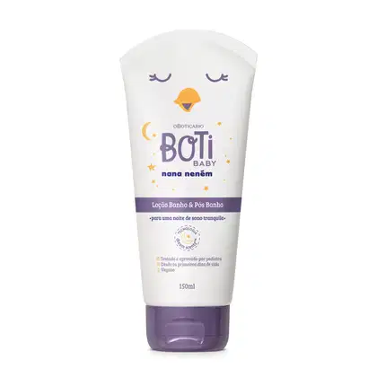 Loção banho e pós-banho para bebês da linha Boti Baby. Embalagem plástica branca com detalhes em roxo. Ilustração de um passarinho estilizado com olhos fechados e bico aberto.