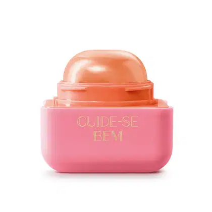 Pote compacto com cantos arredondados nas cores rosa e laranja com roll-on laranja contendo hidratante labial Intense & Cuide-se Bem Pessegura.