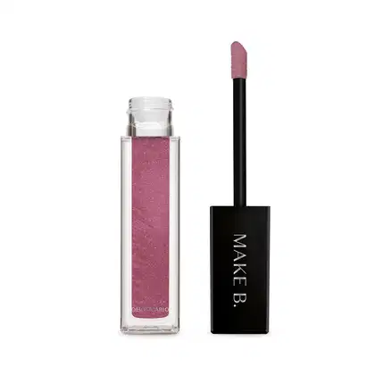 Gloss labial Rose Lover da marca Make B. em frasco retangular transparente com líquido rosa com partículas de glitter, aplicador com ponta arredondada e tampa preta com logo da marca.