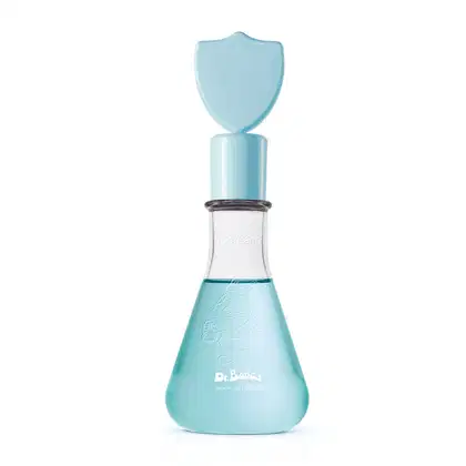 Frasco transparente em formato de vidro laboratorial com líquido azul claro, tampa com escudo no topo da mesma tonalidade, contendo 120ml de colônia infantil Poção da Coragem da marca Dr. Botica.