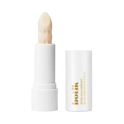 Balm labial hidratante com FPS 15 de cor bege claro em tubo branco com letras douradas da marca Botik Ácido Hialurônico.