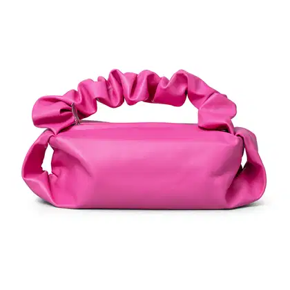 Bolsa tipo nécessaire na cor rosa, com zíper na parte superior e alça de transporta franzida.