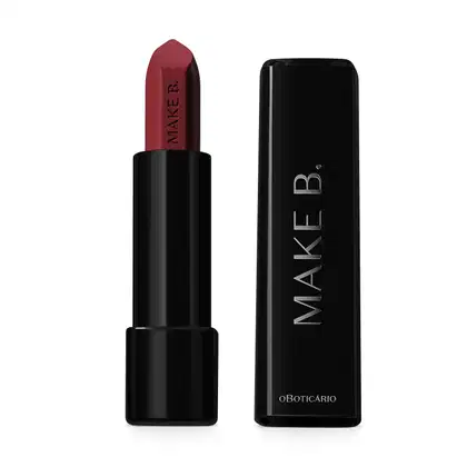 Batom mate na cor Vermelho Red Supreme da marga Make B., em tubo preto e tampa preta ao lado, com o nome da marca gravado em letras prateadas.