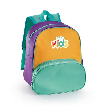 Mochila infantil Eudora Kids em cores vibrantes de verde, roxo e amarelo, com logotipo da marca destacado na parte frontal. Apresenta design compacto e prático, com alças ajustáveis para transporte confortável.