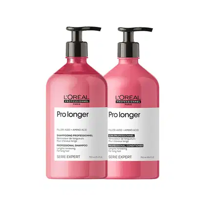 Dois frascos de shampoo e condicionador da linha Pro Longer da L'Oréal Professionnel, com embalagens em tons de rosa e preto, contendo informações sobre os produtos na frente.