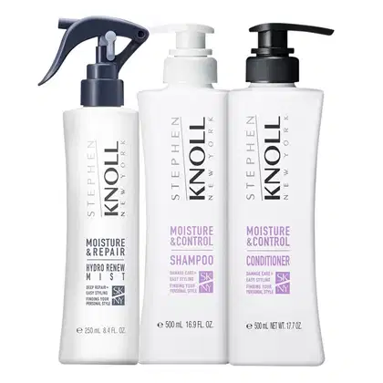 Três produtos de cuidados com cabelos da marca Stephen Knoll: frasco com bomba preta para hidratação e reparo, frasco com bomba branca para shampoo e frasco com bomba preta para condicionador, todos com rótulos em tons de roxo e branco.