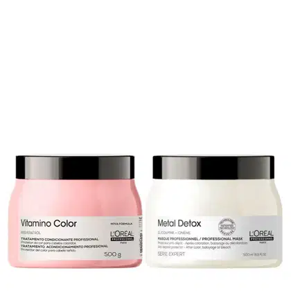 Duas máscaras da L'Oréal Professionnel:  "Vitamino Color" e  "Metal Detox", ambas com tampas pretas e contendo 500g/ml do produto.