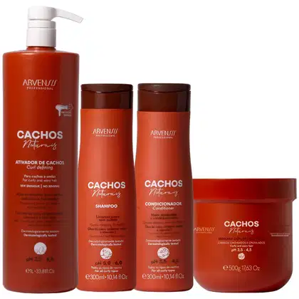 Conjunto de produtos Arvensis Cosméticos Naturais para cabelos cacheados e ondulados, incluindo ativador de cachos, shampoo, condicionador e máscara, em embalagens de plástico e metal com predominância de cores laranja e marrom.