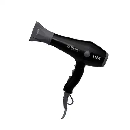 O produto apresentado na imagem é um secador de cabelos da marca Lizz Professional. Trata-se de um secador de cabelos preto, com formato cilíndrico e bocal cônico. O nome da marca "Lizz" está claramente visível no corpo do secador.