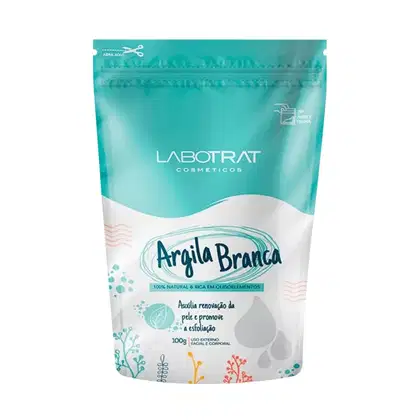 O produto apresentado é uma embalagem de argila branca da marca Labotrat. A embalagem é um saco plástico de cor turquesa com o logotipo da marca e o nome do produto "Argila Branca" impresso em letras brancas.