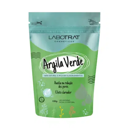 O produto apresentado é uma embalagem de Argila Verde da marca Labotrat Cosméticos. A embalagem é um saco plástico verde-claro com detalhes em verde-escuro e branco.
