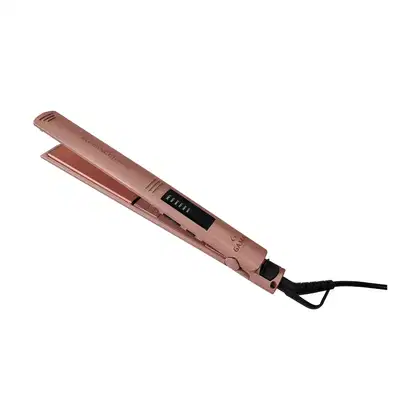 A imagem mostra uma chapinha da marca GA.MA Italy. Ela possui um corpo alongado na cor rosa metálico e traz aberturas para ventilação, além de um display digital pequeno na parte superior.