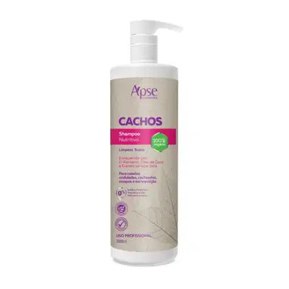 Shampoo nutritivo da marca Apice Cosmetics, chamado "Cachos".  O rótulo indica que o produto é 100% vegano e contém ingredientes como D-pantenol, óleo de coco e extrato de aloe vera.