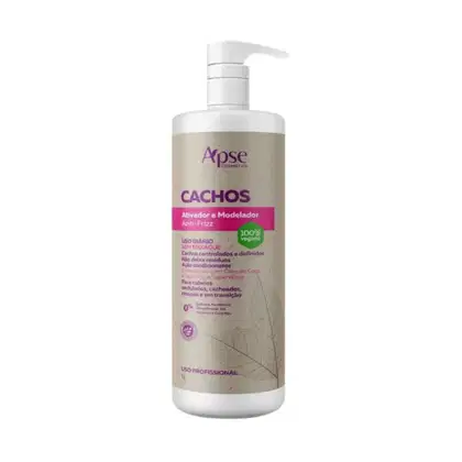 Ativador e modelador de cachos da marca Apise Cosmetics. Com rótulo roxo e branco destacando o nome "Cachos" e informações sobre o produto, como ser 100% vegano e de uso diário. O frasco contém 1 litro de produto.