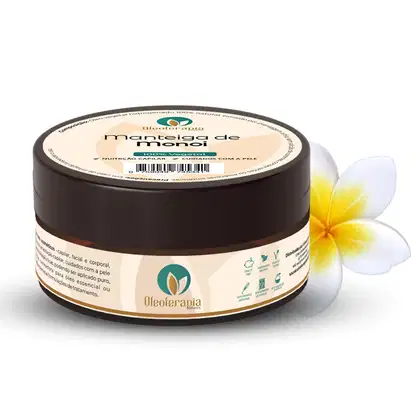 O produto apresentado é um pote de manteiga de monoi da marca Oleoterapia Brasil. Junto ao pote, há uma flor amarela de Tiaré
