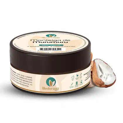 O produto apresentado é um pote de manteiga de murumuru da marca Oleoterapia Brasil. Ao lado do pote, há uma fatia de fruto de murumuru, que é a matéria-prima utilizada na fabricação deste produto de beleza.