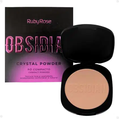 Pó compacto de Ruby Rose. A embalagem consiste em uma caixa preta com o nome do produto em letras rosa brilhante e um estojo preto contendo o pó de cor bege claro. O estojo tem o nome "Obsidia" gravado na superfície do pó.