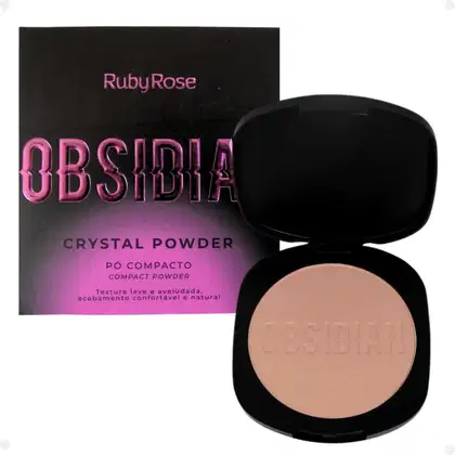 Pó compacto de Ruby Rose. A embalagem consiste em uma caixa preta com o nome do produto em letras rosa brilhante e um estojo preto contendo o pó de cor bege claro. O estojo tem o nome "Obsidia" gravado na superfície do pó.