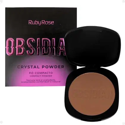 Pó compacto de Ruby Rose. A embalagem consiste em uma caixa preta com o nome do produto em letras rosa brilhante e um estojo preto contendo o pó de cor bege claro. O estojo tem o nome "Obsidia" gravado na superfície do pó.