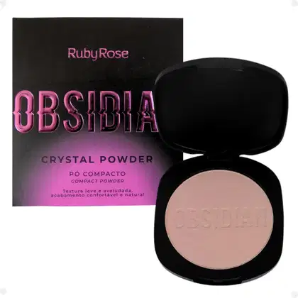 Pó compacto de Ruby Rose. A embalagem consiste em uma caixa preta com o nome do produto em letras rosa brilhante e um estojo preto contendo o pó de cor bege claro. O estojo tem o nome "Obsidia" gravado na superfície do pó.